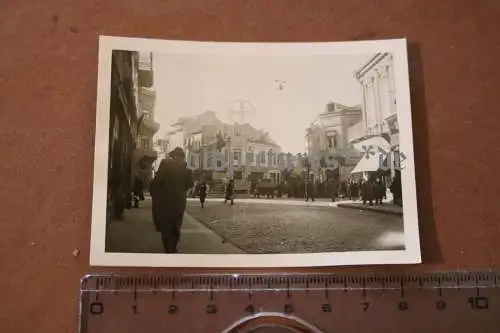 tolles altes Foto  Ungarn ?? Denkmal Mann mit Buch . Bayer Medizin Werbung