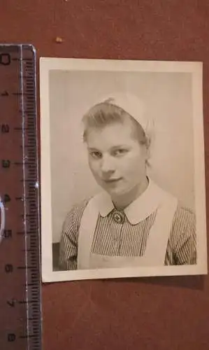 tolles altes Passfoto - hübsche Krankenschwester - 30-40er Jahre