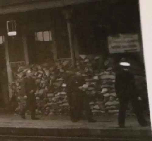 tolles altes Foto - Soldaten Flakabteilung am Bahnhof von Sens ?