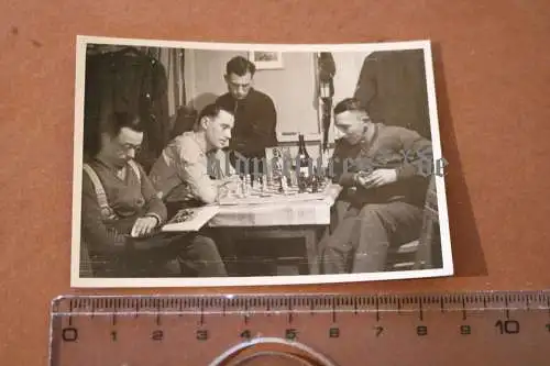 tolles altes Foto - Soldaten spielen Schach - Erotikbild auf dem Tisch