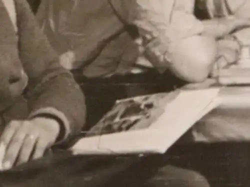 tolles altes Foto - Soldaten spielen Schach - Erotikbild auf dem Tisch 