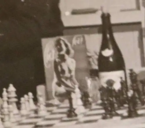 tolles altes Foto - Soldaten spielen Schach - Erotikbild auf dem Tisch 