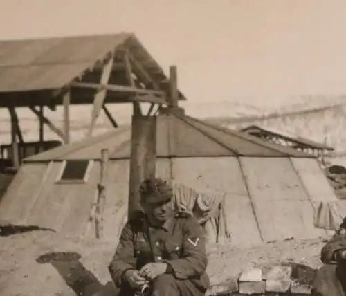 tolles altes Foto - Gebirgsjäger  mit mobiler Hütte, Zelt ? 