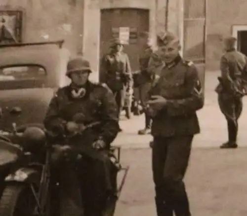 tolles altes Foto deutsche Soldaten - Frankreich ?? Kaserne ? Schiessstand ??