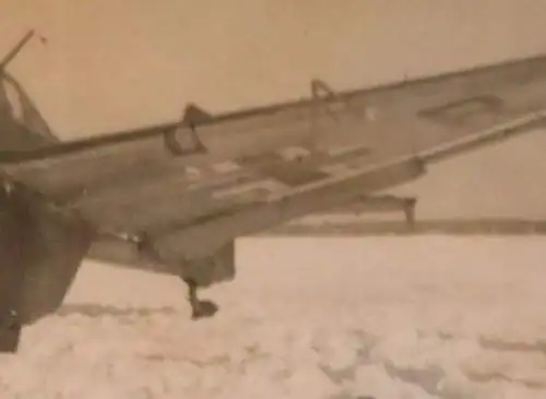 tolles altes Foto Pilot mit seiner Junkes Ju 87 Stuka im Schnee 