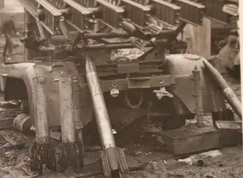 tolles altes Foto  zerstörte Stalinorgel - Raketenwerfer 