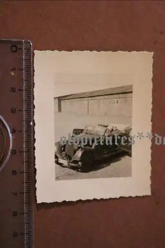 tolles altes Foto - Soldaten Luftwaffe mit Mercedes Cabrio - Wimpel