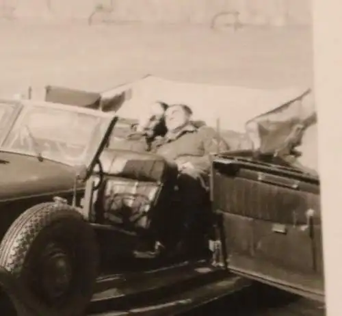tolles altes Foto - Soldaten Luftwaffe mit Mercedes Cabrio - Wimpel 