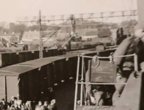 tolles altes Foto Soldaten angetreten - Hafen in Dänemark ? Lauritz Wornings Wer