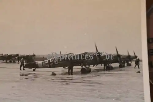 fünf alte Fotos des Jagdgeschwader 3 - eins signiert vom Crew, Kriegsende 