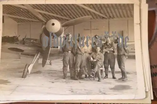 fünf alte Fotos des Jagdgeschwader 3 - eins signiert vom Crew, Kriegsende 