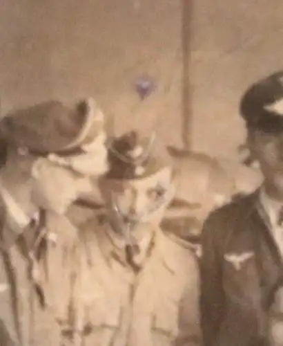 fünf alte Fotos des Jagdgeschwader 3 - eins signiert vom Crew, Kriegsende 