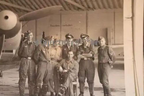 fünf alte Fotos des Jagdgeschwader 3 - eins signiert vom Crew, Kriegsende 