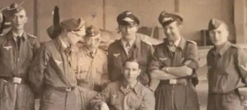 fünf alte Fotos des Jagdgeschwader 3 - eins signiert vom Crew, Kriegsende 