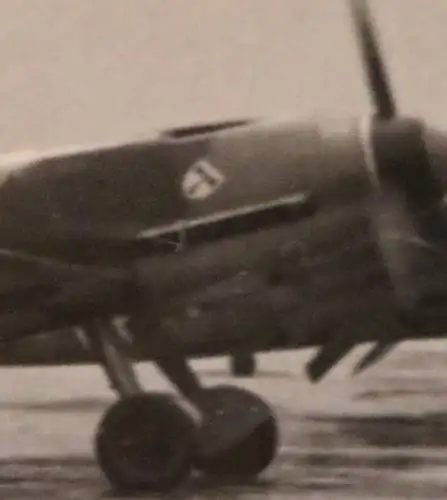 fünf alte Fotos des Jagdgeschwader 3 - eins signiert vom Crew, Kriegsende 