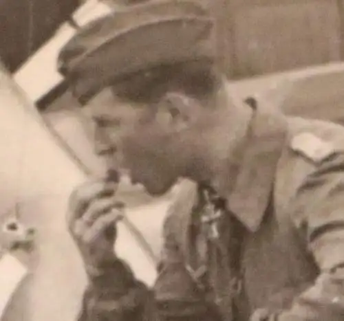 fünf alte Fotos des Jagdgeschwader 3 - eins signiert vom Crew, Kriegsende 