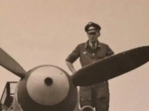 fünf alte Fotos des Jagdgeschwader 3 - eins signiert vom Crew, Kriegsende 