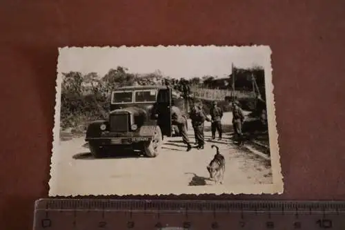 altes Foto  - Soldaten auf LKW - TD ?? alle mit Feldmützen 
