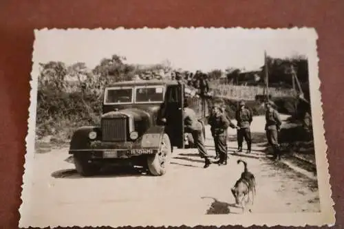 altes Foto  - Soldaten auf LKW - TD ?? alle mit Feldmützen 