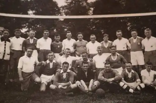 Tolles altes Mannschaftsfoto - Fußball zwei Mannschaften - Vereinslogo 30-50er J