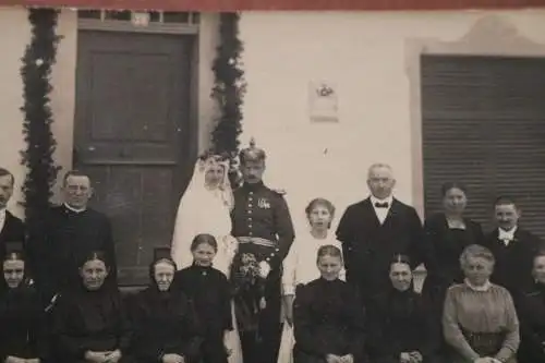 Tolles altes Hochzeitsfoto eines Soldaten Pickelhaube, Orden 1917 Neustadt i. Sc