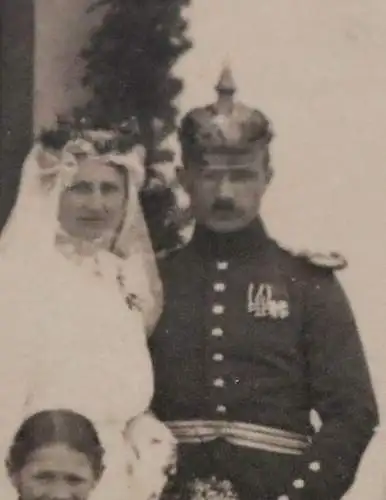 Tolles altes Hochzeitsfoto eines Soldaten Pickelhaube, Orden 1917 Neustadt i. Sc