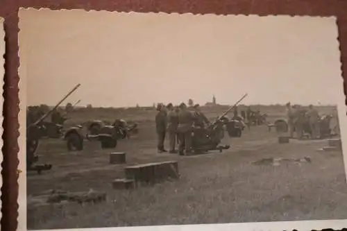 zwei tolle alte Fotos  - Soldaten Flak Abteilung, drei Abschussringe 