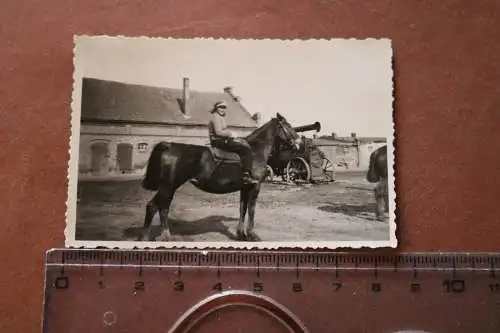 tolles altes Foto - Mädchen auf Pferd - Hintergrund Dampfmaschine Dreschmaschine