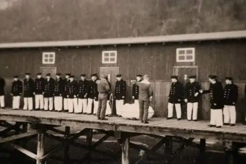 tolles altes Foto -  Matrosen - Bundeswehr ??  an einem Steg 