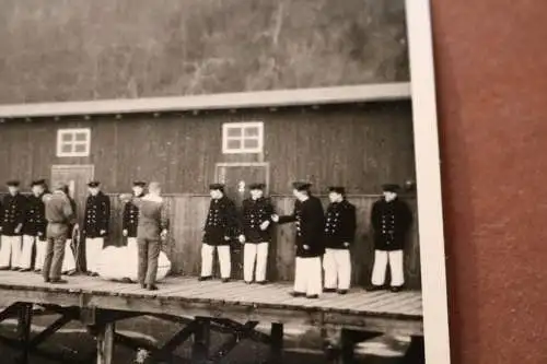 tolles altes Foto -  Matrosen - Bundeswehr ??  an einem Steg 