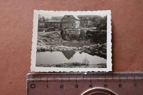  altes Foto - Einschlagkrater , Zerstörte Häuser Fachwerkhäuser - Ort ??