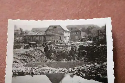  altes Foto - Einschlagkrater , Zerstörte Häuser Fachwerkhäuser - Ort ??