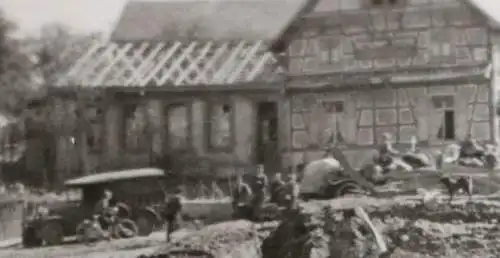  altes Foto - Einschlagkrater , Zerstörte Häuser Fachwerkhäuser - Ort ??