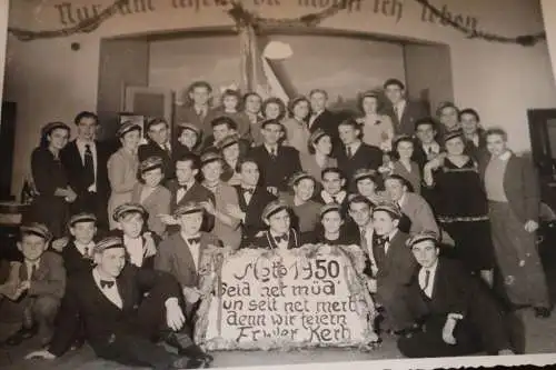 Zwei tolle alte Gruppenfotos - Schüler ? Studenten ? 1950 Feier  am Rhein