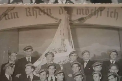 Zwei tolle alte Gruppenfotos - Schüler ? Studenten ? 1950 Feier  am Rhein