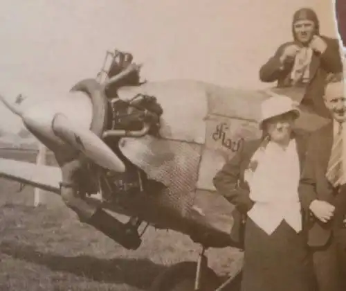 Tolles altes Foto  -  Personen am Flugzeug Karl .....