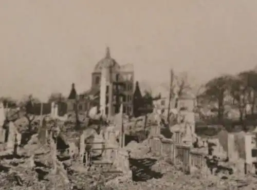 altes Foto - Heiligengeisfeld Hamburg nach Bombenangriff 1942