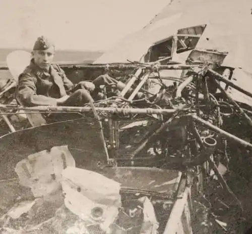 altes Foto - zerstörtes englisches Flugzeug