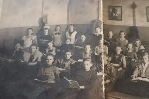 tolles altes Foto - Schulklasse im Klassenraum - 1910-20 ?? Ort ???