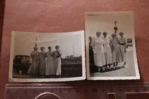 zwei tolle alte Fotos - vier Frauen unterwegs - Eis essen - 1935 Ort ?? Engel au