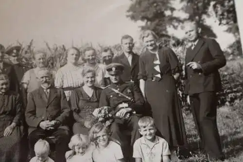 tolles altes Gruppenfoto - Hochzeitsgesellschaft - Ehemann in Polizeiuniform