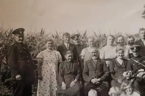 tolles altes Gruppenfoto - Hochzeitsgesellschaft - Ehemann in Polizeiuniform