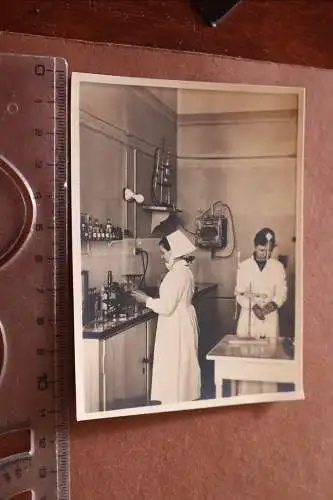 tolles altes Foto - Krankenschwestern ??? Herstellung Medizin ?