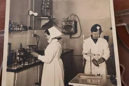 tolles altes Foto - Krankenschwestern ??? Herstellung Medizin ?