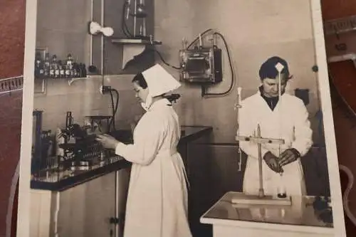 tolles altes Foto - Krankenschwestern ??? Herstellung Medizin ?