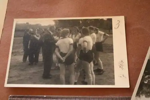 vier tolle alte Fotos - Frauen Fussball - Mannschaft - Ort ??? 40-50er Jahre ?