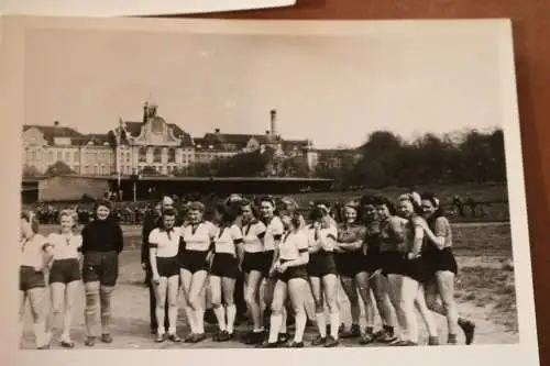 vier tolle alte Fotos - Frauen Fussball - Mannschaft - Ort ??? 40-50er Jahre ?