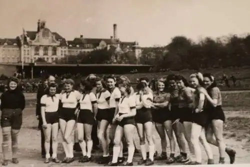 vier tolle alte Fotos - Frauen Fussball - Mannschaft - Ort ??? 40-50er Jahre ?