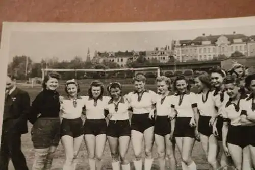 vier tolle alte Fotos - Frauen Fussball - Mannschaft - Ort ??? 40-50er Jahre ?
