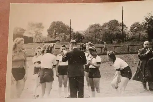 vier tolle alte Fotos - Frauen Fussball - Mannschaft - Ort ??? 40-50er Jahre ?